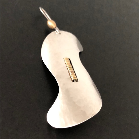 ONE UNIQUE SILVER PLATED HAMMERED ARTISAN EARRING - Picture 3 of 12